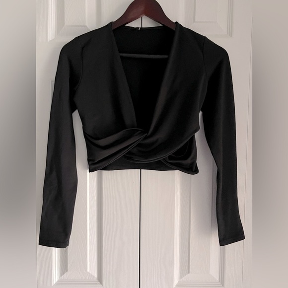 PTP-15.5-”Black Long Sleeve Crop with Twist Detail - Picture 8 of 9